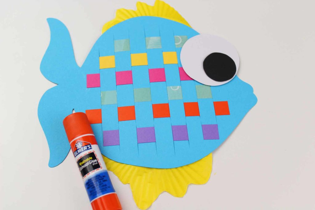 Arty Crafty Kids | Craft | Easy Woven Fish Craft | A fabulous fish ...