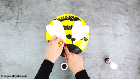 Paper Plate Bee Craft | Arty Crafty Kids