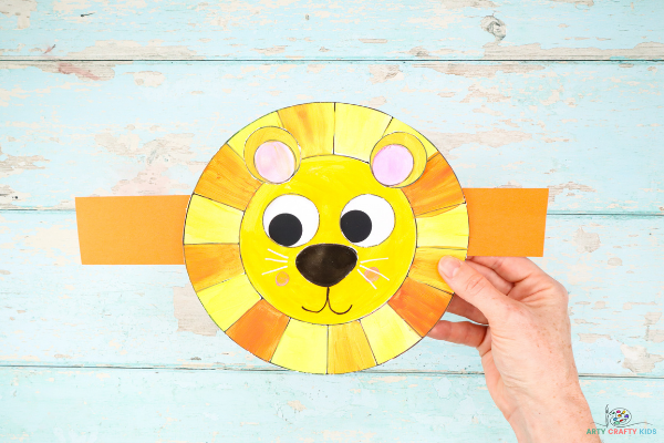 Fun and easy Moving Eyes Lion Craft for kids. This is lion craft can be paired with books, films or imaginative games to bring the character of the lion to life. Children to engage in pretend play and consider the emotions the rolling eyes convey.