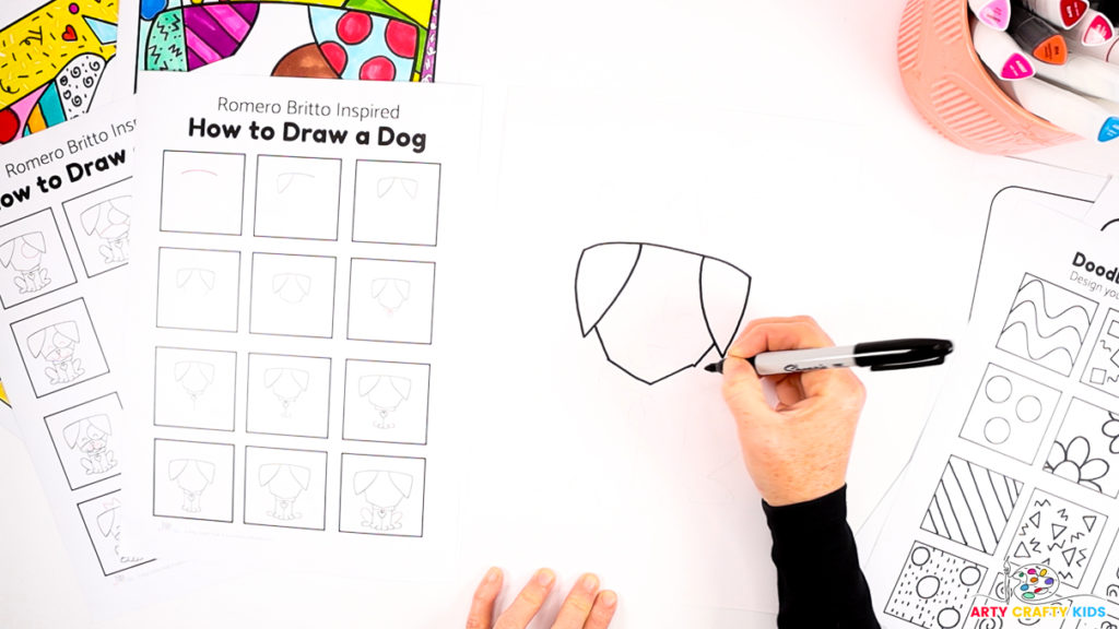 Hand drawing the dog's head.